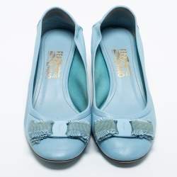 مملوكة مس بقًا Salvatore Ferragamo Blue Leather Vara Bow Pumps Size 39.5