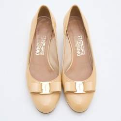 Pre Owned Salvatore Ferragamo Beige Patent Leather Vara Bow Block Heel Pumps Size 38.5