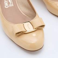 Pre Owned Salvatore Ferragamo Beige Patent Leather Vara Bow Block Heel Pumps Size 38.5