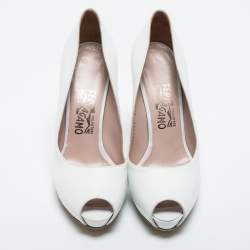 مملوكة مسبقًا Salvatore Ferragamo White Leather Peep Toe Platform Pumps Size 38.5