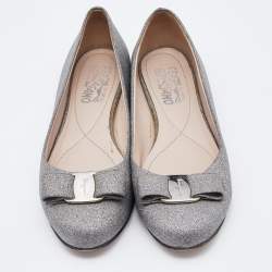 مملوكة مسبقًا Salvatore Ferragamo Metallic Silver Leather Vara Bow Ballet Flats Size 38.5