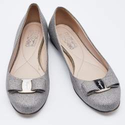 مملوكة مسبقًا Salvatore Ferragamo Metallic Silver Leather Vara Bow Ballet Flats Size 38.5