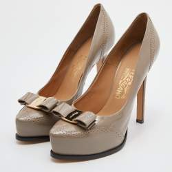 مملوكة مسبقًا Salvatore Ferragamo Grey Brogue Leather Vara Bow Platform Pumps Size 39.5