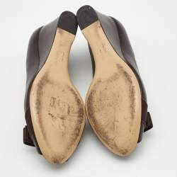 مملوكة مسبقًا Salvatore Ferragamo Burgundy Leather Vara Bow Wedge Pumps Size 37.5