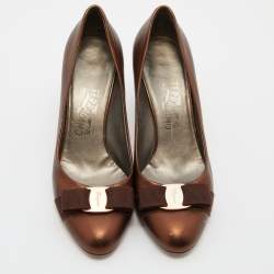 Pre Owned Salvatore Ferragamo Metallic Brown Leather Vara Bow Pumps Size 38.5
