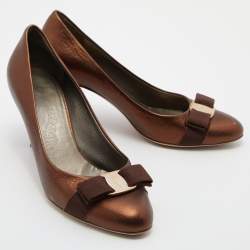 Pre Owned Salvatore Ferragamo Metallic Brown Leather Vara Bow Pumps Size 38.5