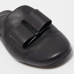 مملوكة مسبقًا Salvatore Ferragamo Black Leather Vara Bow Mule Slides Size 36.5