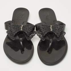 مملوكة مسبقًا Salvatore Ferragamo Black Rubber Bali Thong Sandals Size 38.5