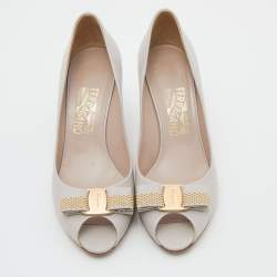 Pre Owned Salvatore Ferragamo Grey Leather Vara Bow Pumps Size 38.5