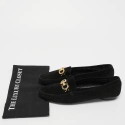 مملوكة مسبقًا Salvatore Ferragamo Black Suede Gancini Loafers Size 41.5