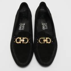 مملوكة مسبقًا Salvatore Ferragamo Black Suede Gancini Loafers Size 41.5