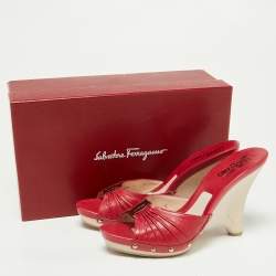 مملوكة مسبقًا Salvatore Ferragamo Red Leather Wedge Slide Sandals Size 39.5