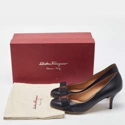 مملوكة مسبقًا Salvatore Ferragamo Black Leather Vara Bow Pumps Size 38.5
