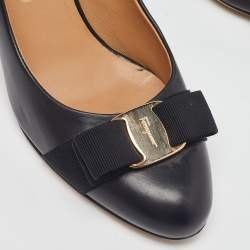 مملوكة مسبقًا Salvatore Ferragamo Black Leather Vara Bow Pumps Size 38.5