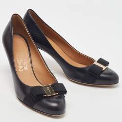 مملوكة مسبقًا Salvatore Ferragamo Black Leather Vara Bow Pumps Size 38.5