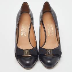 مملوكة مسبقًا Salvatore Ferragamo Black Leather Vara Bow Pumps Size 38.5