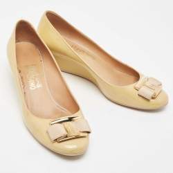 Pre Owned حذاء كعب عالي سالفاتوري فيراغامو جلد بيج لامع بفيونكة فارا كعب روكي مقاس 38.5