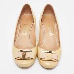 Pre Owned حذاء كعب عالي سالفاتوري فيراغامو جلد بيج لامع بفيونكة فارا كعب روكي مقاس 38.5