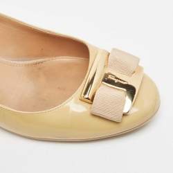 Pre Owned حذاء كعب عالي سالفاتوري فيراغامو جلد بيج لامع بفيونكة فارا كعب روكي مقاس 38.5