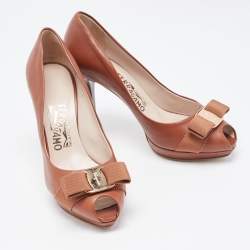 مملوكة مسبقًا Salvatore Ferragamo Brown Leather Vara Bow Pumps Size 37.5