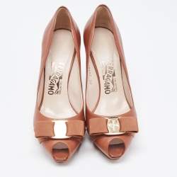 مملوكة مسبقًا Salvatore Ferragamo Brown Leather Vara Bow Pumps Size 37.5