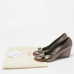Pre Owned Salvatore Ferragamo Metallic Leather Vara Bow Wedge Pumps Size 38