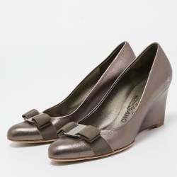 Pre Owned Salvatore Ferragamo Metallic Leather Vara Bow Wedge Pumps Size 38