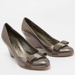 Pre Owned Salvatore Ferragamo Metallic Leather Vara Bow Wedge Pumps Size 38