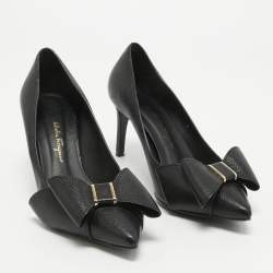 مملوكة مسبقًا Salvatore Ferragamo Black Leather Bow Pointed Toe Pumps Size 37.5
