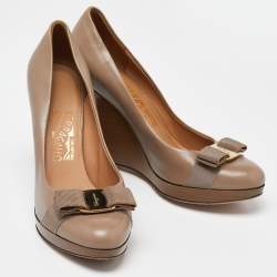 Salvatore Ferragamo Beige Leather Vara Bow Wedge Platform Pumps Size 38.5