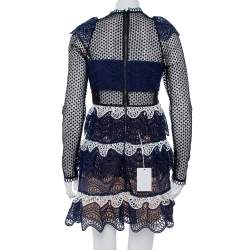 مملوكة مسبقًا فستان سيلف بورتريت قصير طباقات دانتيل غوبير مموج أزرق كحلي مقاس وسط (ميديوم) 