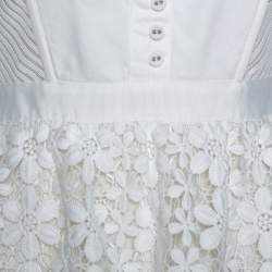 مملوكة مسبقًا فستان سيلف بورتريت أوف شولدر قصير طبقات دانتيل أبيض مقاس وسط (ميديوم)