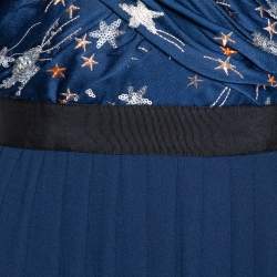 Pre Owned فستان بورتريه ساتان أزرق كحلي وكريب نجوم مزخرفة مقاس صغير - سمول