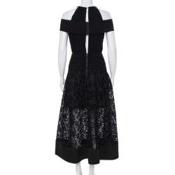 Pre Owned فستان سيلف بورتريت متوسط الطول بلا أكتاف تفاصيل رقبة بسلسلة دانتيل وكريب أسود مقاس متوسط