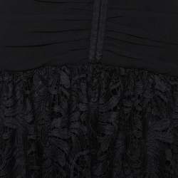 Pre Owned فستان سيلف بورتريت متوسط الطول بلا أكتاف تفاصيل رقبة بسلسلة دانتيل وكريب أسود مقاس متوسط