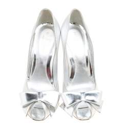 Pre Owned حذاء كعب عالي سيرجيو روسي مقدمة مفتوحة تفاصيل فيونكة قماش فضي ميتالك مقاس 37