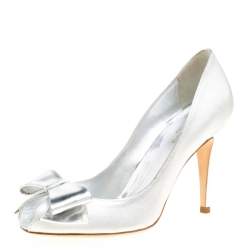 Pre Owned حذاء كعب عالي سيرجيو روسي مقدمة مفتوحة تفاصيل فيونكة قماش فضي ميتالك مقاس 37