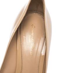 Pre Owned حذاء كعب عالي سيرجيو روسي بمقدمة مدببة جلد لامع بيج مقاس 41