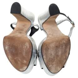 مملوكة مسبقًا صندل سيرجيو روسي سير كاحل نعل سميك جلد منقوش فضي ميتالك مقاس 36