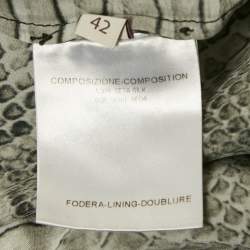 مملوكة مسبقًا بلوزة ستيلا مكارتني رمادية بطبعة جلد الثعبان من الساتان مقاس متوسط