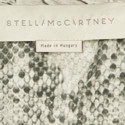 مملوكة مسبقًا بلوزة ستيلا مكارتني رمادية بطبعة جلد الثعبان من الساتان مقاس متوسط