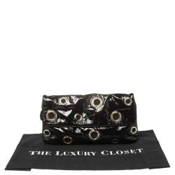 مملوكة مسبقًا حقيبة كلتش ستيلا مكارتني ريفيت جلد صناعي لامع سوداء بقلاب 