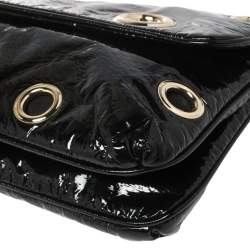 مملوكة مسبقًا حقيبة كلتش ستيلا مكارتني ريفيت جلد صناعي لامع سوداء بقلاب 