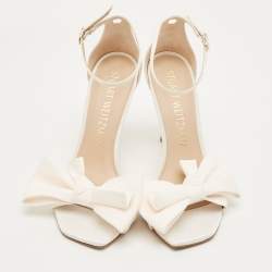 مملوكة مسبقًا صندل ستيورات وايتزمان ساتان كريم مع فيونكة وحزام للكاحل مقاس 41