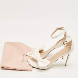 مملوكة مسبقًا صندل ستيورات وايتزمان ساتان كريم مع فيونكة وحزام للكاحل مقاس 41