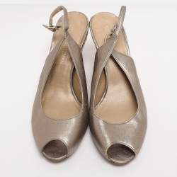 Pre Owned صندل ستيوارت وايتزمان جلد ذهبي بحزام خلفي على كعب مسطح مقاس 40