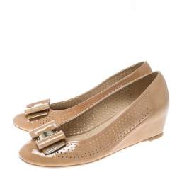 Stuart Weitzman Beige Patent Leather The Belle Perforated Detail Ballet Pumps Size 39