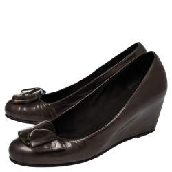 Pre Owned Stuart Weitzman Brown Patent Leather Buckle Detail Round Toe Wedge Pumps Size 40