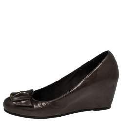 Pre Owned Stuart Weitzman Brown Patent Leather Buckle Detail Round Toe Wedge Pumps Size 40