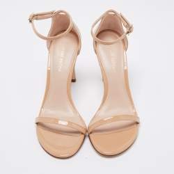 مملوكة مسبقًا صندل ستيوارت وايتزمان نوديستونغ جلد بيج لامع بحزام للكاحل مقاس 35.5